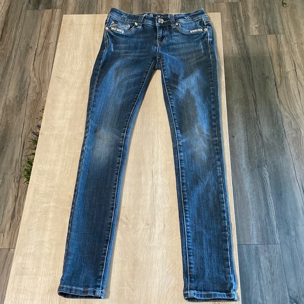 LA idol usa skinny jeans